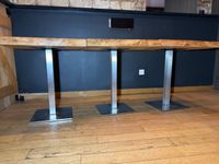 Lot de trois tables de salle à manger à épais plateaux en ch… (photo 3)