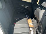 la banquette arrière d'une voiture remplie de cartons