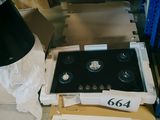 une plaque de cuisson noire posée sur une caisse dans un entrepôt