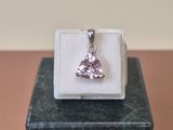 pendentif en argent massif orné d'une pierre d'améthorate en forme de cœur
