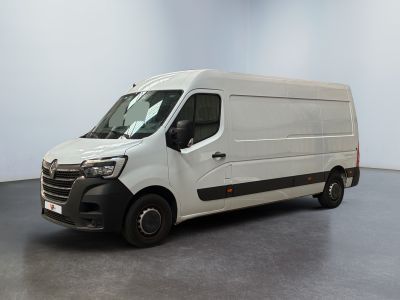 La camionnette blanche est garée dans la pièce vide de l'immeuble.