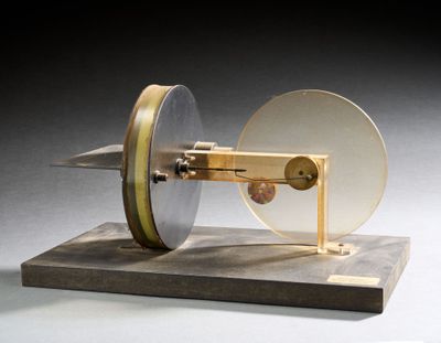 la maquette d'une machine posée sur une table