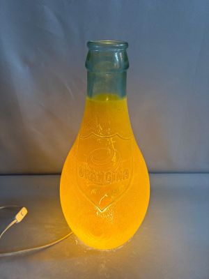 une ampoule jaune en forme d'ampoule, à laquelle est attaché un fil