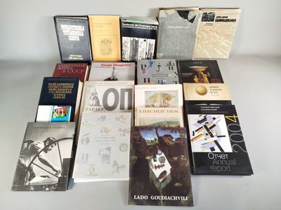 un grand nombre de livres posés sur une table