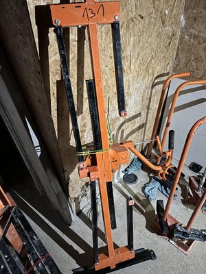 une grande machine orange posée par terre