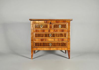 une petite commode à deux tiroirs et deux portes