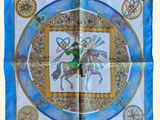 un foulard carré bleu et blanc sur lequel figure l'image d'un homme à cheval
