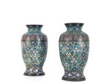 paire de vases en cloisonné ornés de motifs floraux sur fond blanc