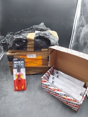 de nombreux cartons d'objets posés à même le sol