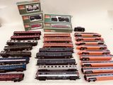 un grand nombre de trains miniatures posés sur une table