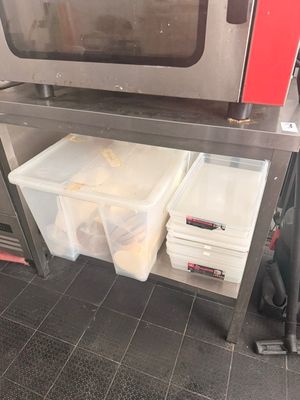 un micro-ondes posé sur une table dans la cuisine