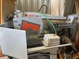 la photo d'une machine qui se trouve dans un garage
