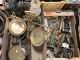 une boîte contenant divers objets, posée sur une table