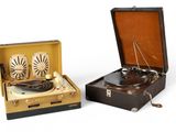 un tourne-disque à l'ancienne et une valise avec une horloge à l'intérieur