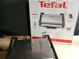 une image représentant un grille-pain posé sur une table, à côté d'une boîte