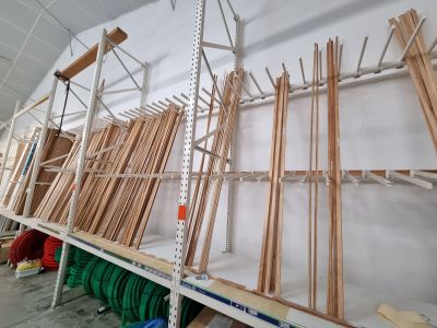 beaucoup de bâtonnets en bois sur les étagères de la pièce