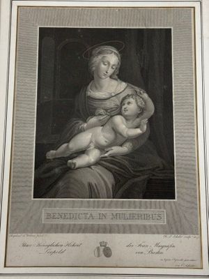 une vieille gravure représentant une femme tenant un bébé sur ses genoux