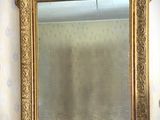 un miroir posé sur une étagère dans une pièce