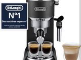 Machine à café Delonghi avec deux groupes d'extraction et une tasse de café