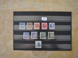 une photo d'une collection de timbres sur un mur