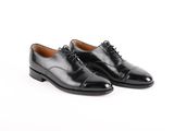 l'image d'une paire de chaussures noires sur fond blanc
