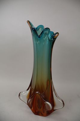 un vase en verre posé sur une table