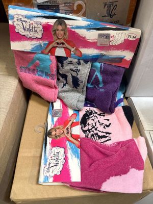 une boîte en carton remplie de chaussettes et d'une poupée Barbie