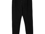 un pantalon de sport noir avec un cordon de serrage à la taille et une ceinture à cordon