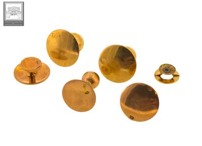 Plusieurs pièces en laiton sont représentées sur une surface blanche