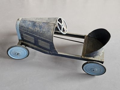 une petite voiture avec des roues et une roue dessus