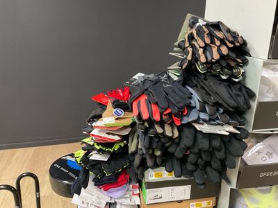 plusieurs paires de gants sont empilées les unes sur les autres