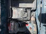 une boîte à outils contenant des outils et une paire de chaussures