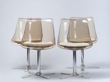 deux chaises en plastique transparent placées l'une à côté de l'autre sur une surface blanche