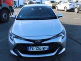 une voiture argentée garée dans un parking