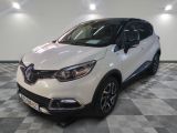 la voiture blanche est garée dans le garage sur un sol en damier
