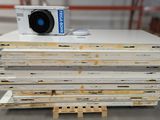 une pile de cartons sur lesquels est posée une caméra
