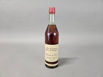 une petite bouteille d'alcool posée sur une table