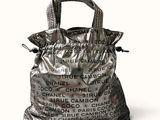 un sac argenté recouvert d'inscriptions sur fond blanc