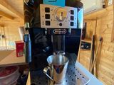 une photo d'une machine à café exposée dans une pièce
