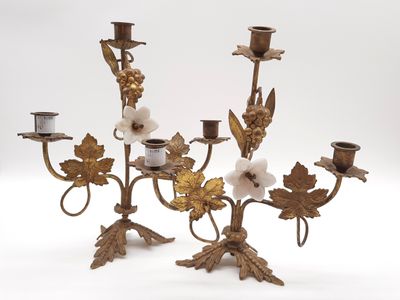 des bougeoirs ornés de fleurs et de feuilles sur chacun d'entre eux