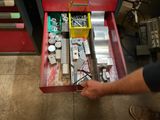 un homme qui tient une boîte à outils contenant des outils