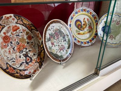 de nombreuses assiettes exposées dans une vitrine