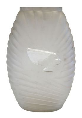 un vase blanc orné d'un poisson, posé sur une table