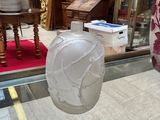 une table en verre sur laquelle se trouve un vase, dans une pièce