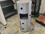 une photo montrant une grande commode dans un salon