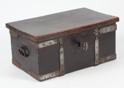 une petite boîte en bois avec des poignées en métal posée sur une surface blanche