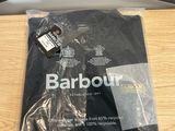 un gros plan d'une chemise Barbour posée sur une table