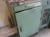 une photo d'une cuisine équipée d'appareils électroménagers anciens