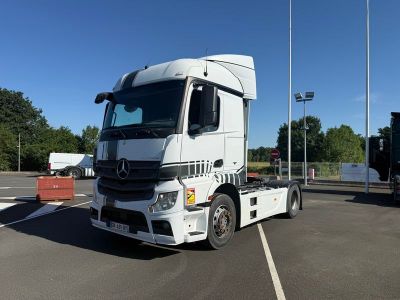un camion blanc garé dans un parking