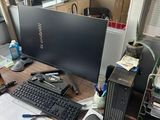 un bureau sur lequel se trouvent un ordinateur, un clavier, une souris et d'autres fournitures de bureau
